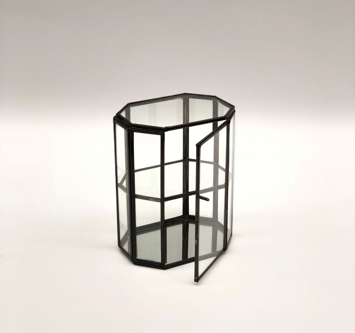 glass box with black metal 2tier br 13 x 95 hg 164cm